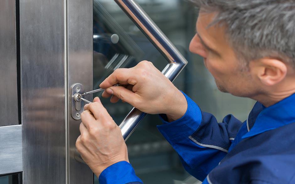 porte claquée serrurier Paris 8